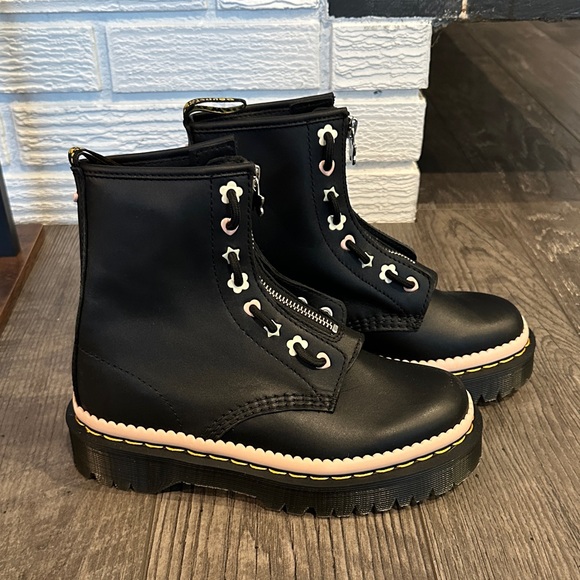 Dr. Martens boots NWOB - Picture 5 of 10